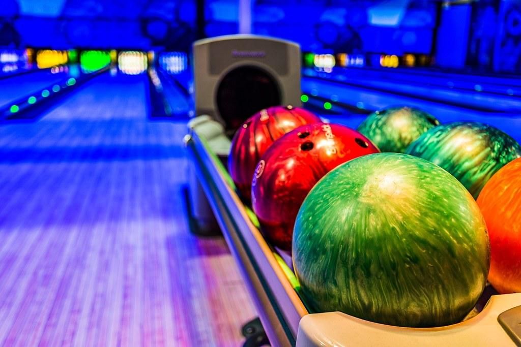 Pistes et boules de bowling