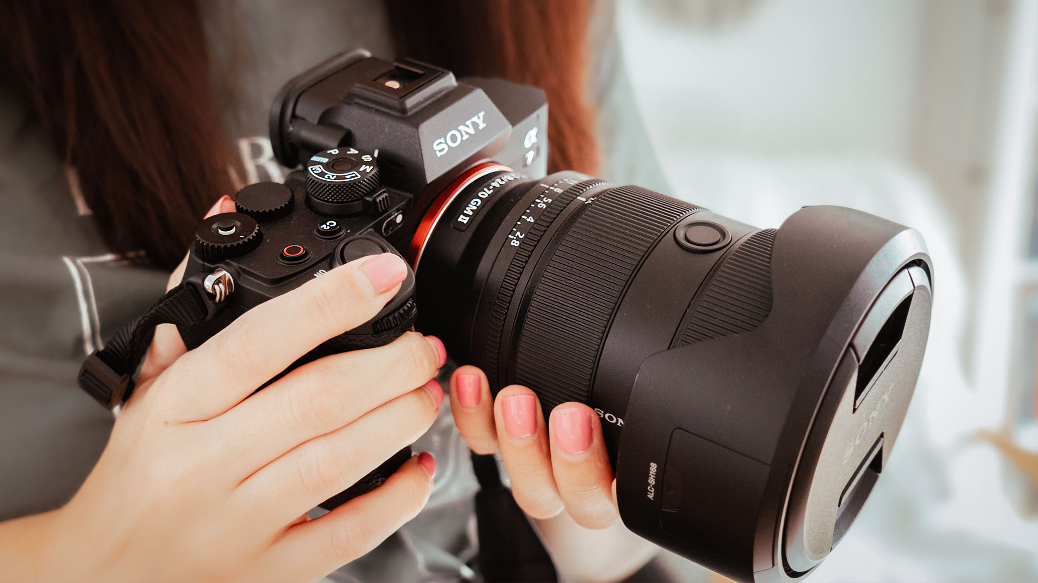 Photographe tenant un appareil photo