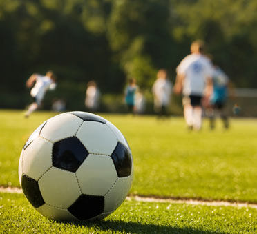 Ballon de football sur un terrain